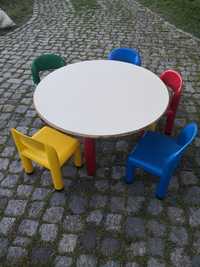 Mesa e cadeiras de criança