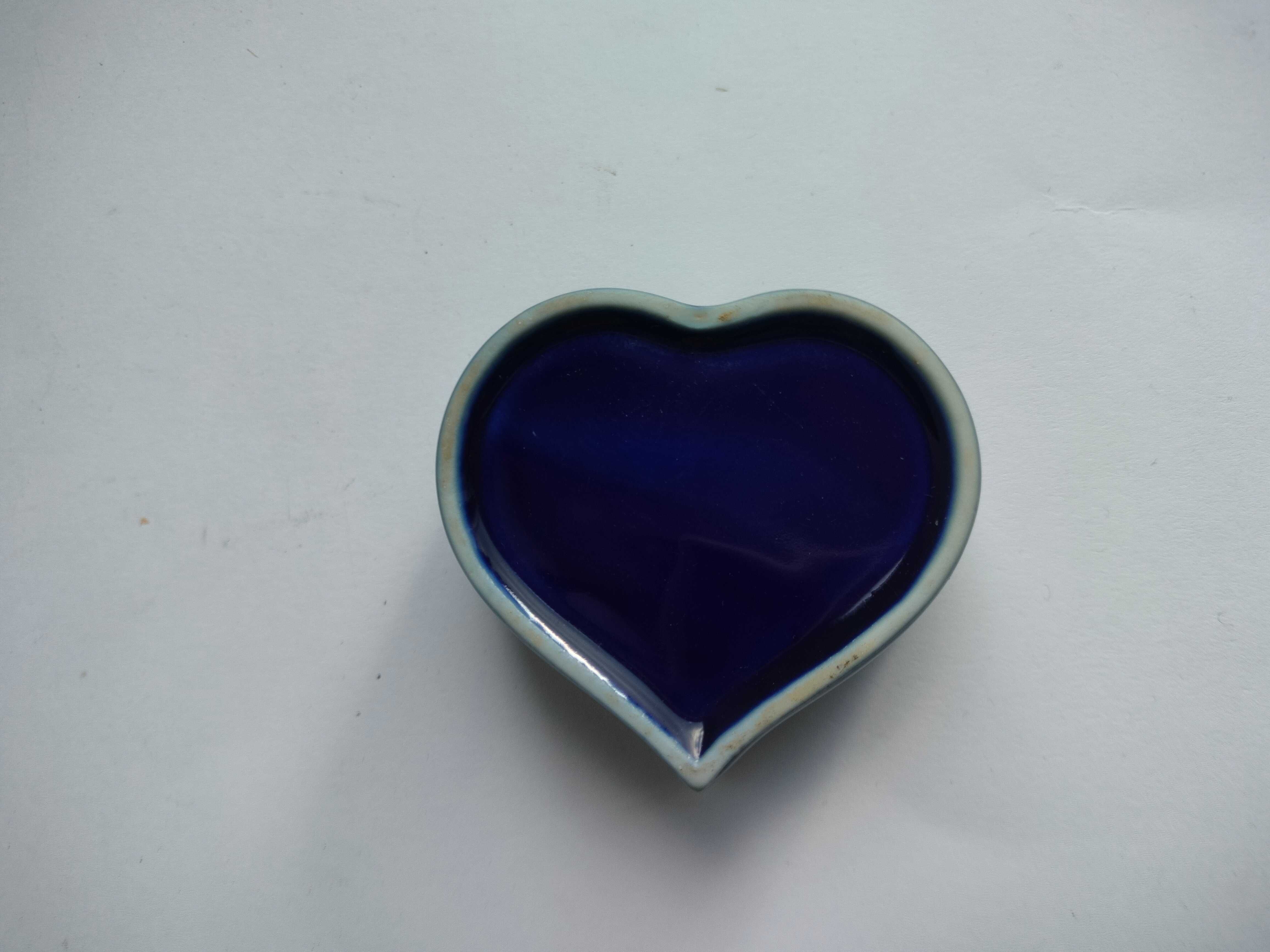 Maleńka granatowa ceramiczna miseczka w kształcie serca, pojemniczek