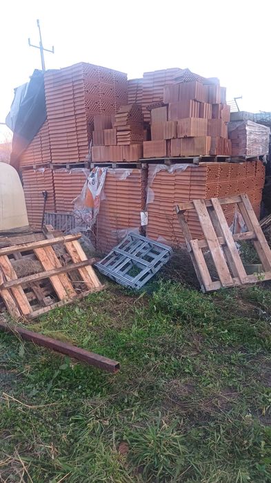 Cegła, bloczek ceramiczny.