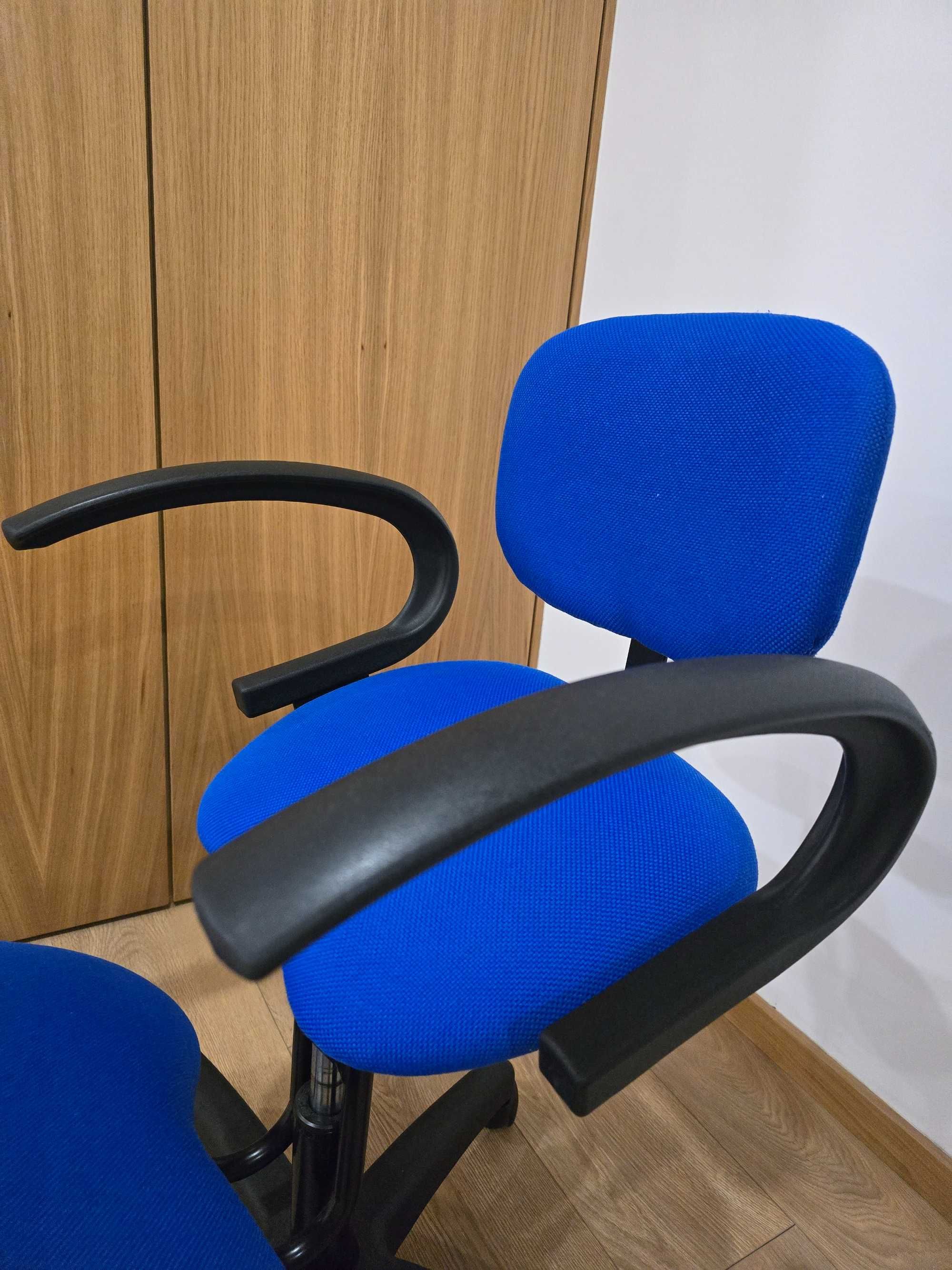 Cadeira ergonómica com apoio de joelho regulável e encosto