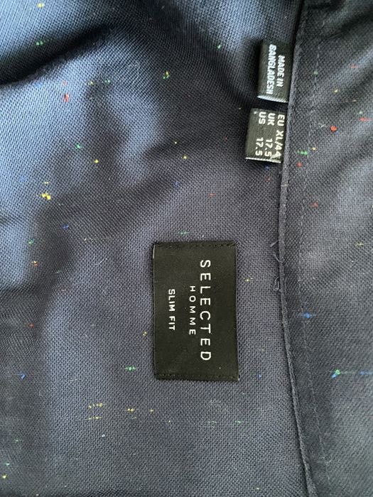 Camisa azul escura com detalhes
