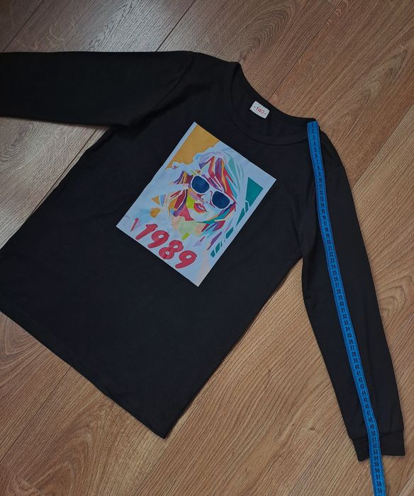 Черные джинсы и футболка с длинным рукавом для девочки