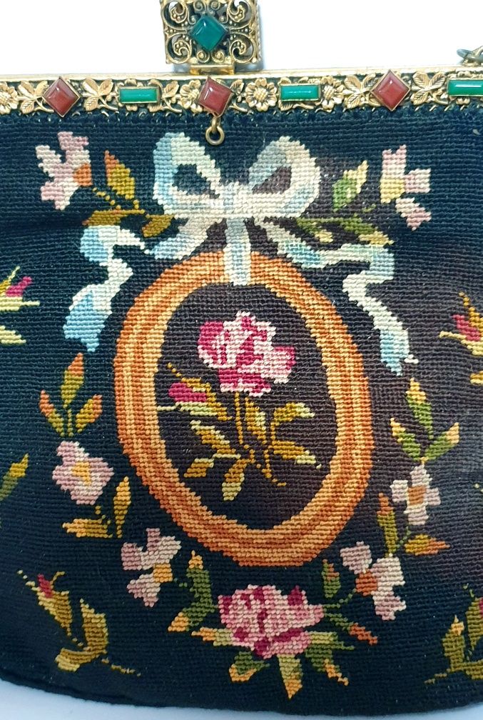 Linda antiga mala de Senhora bordada de "petit point"