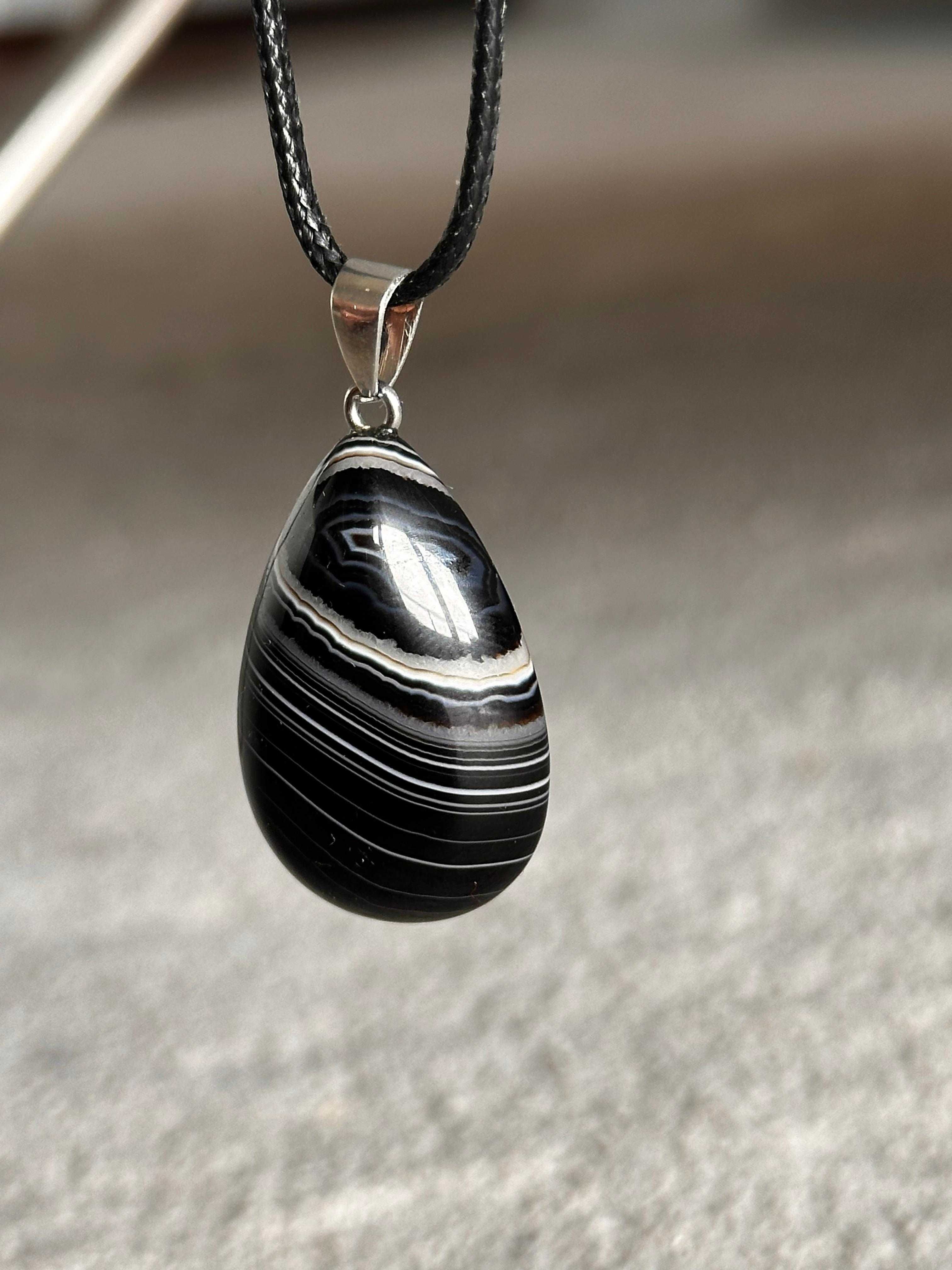 Ágata Negra Banded Cabochon – A Beleza das Camadas, a Força Interior