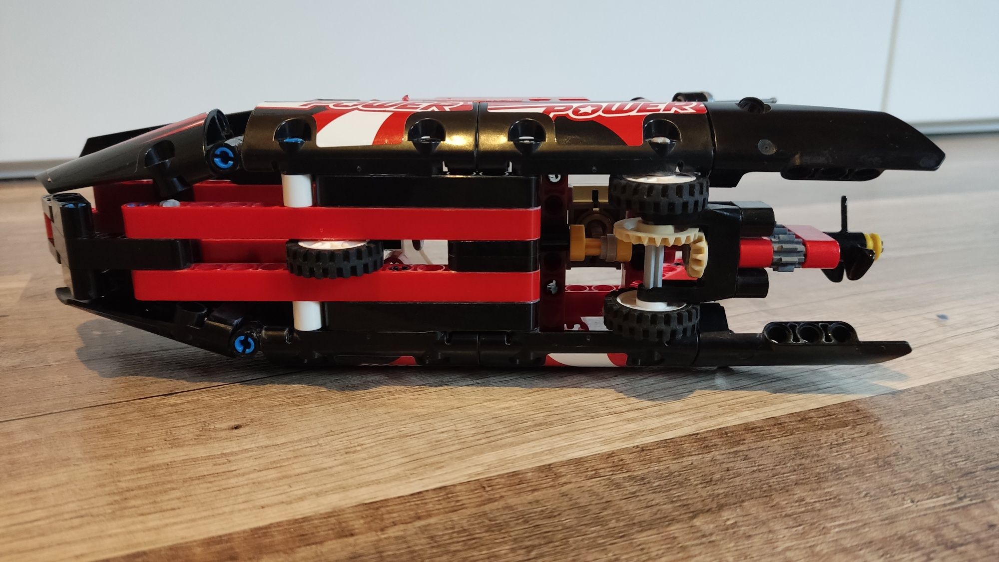 Lego Technic motorówka 42089