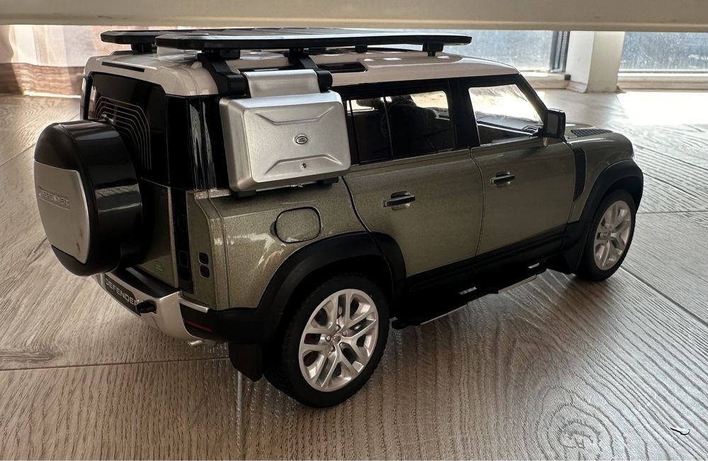 Модель моделька 1:18 1/18 Land Rover Defender