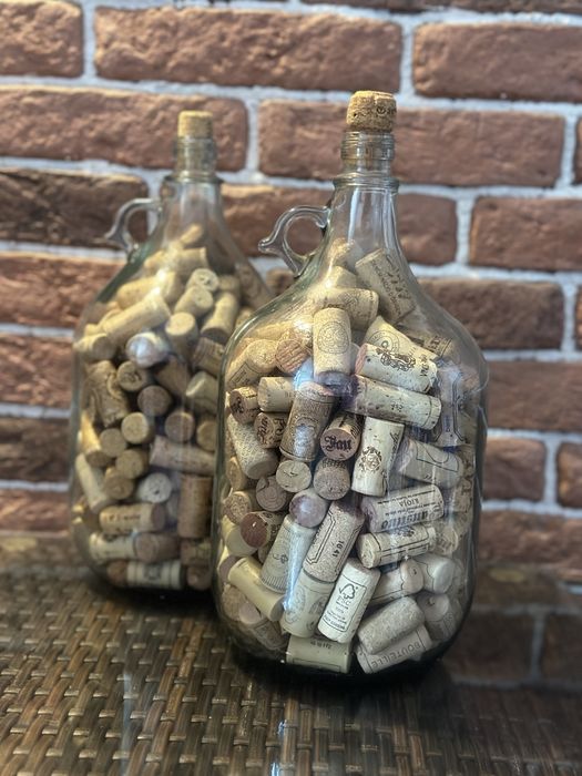 Два пʼяти літрові бутлі з під вина з винними корками