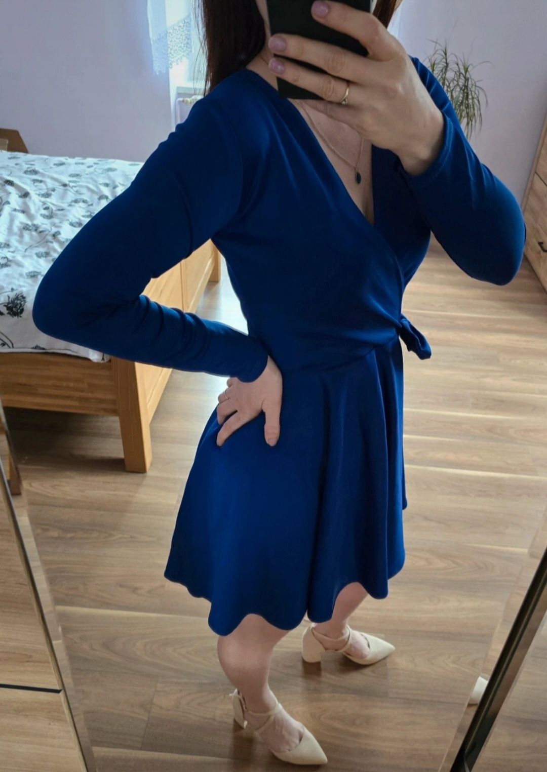 Elegancka chabrowa sukienka kopertowa Pakuten