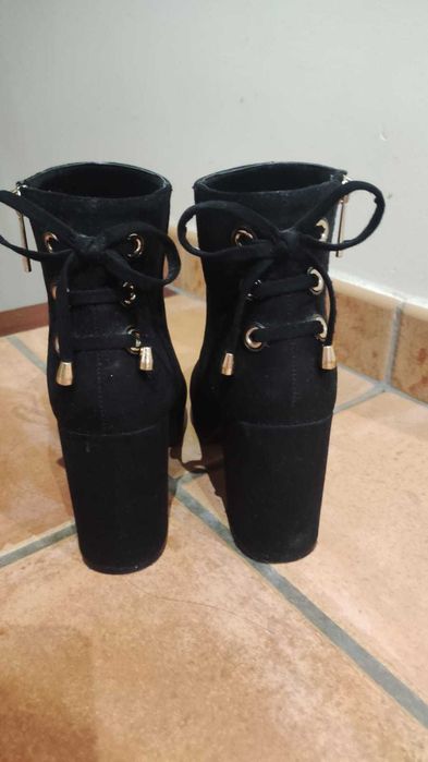 Botas pretas de salto alto