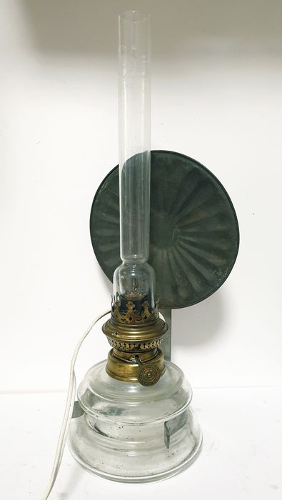 Antigo candeeiro de azeite electrificado