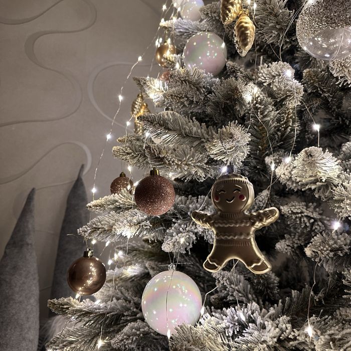 Ялинка штучна з іграшками