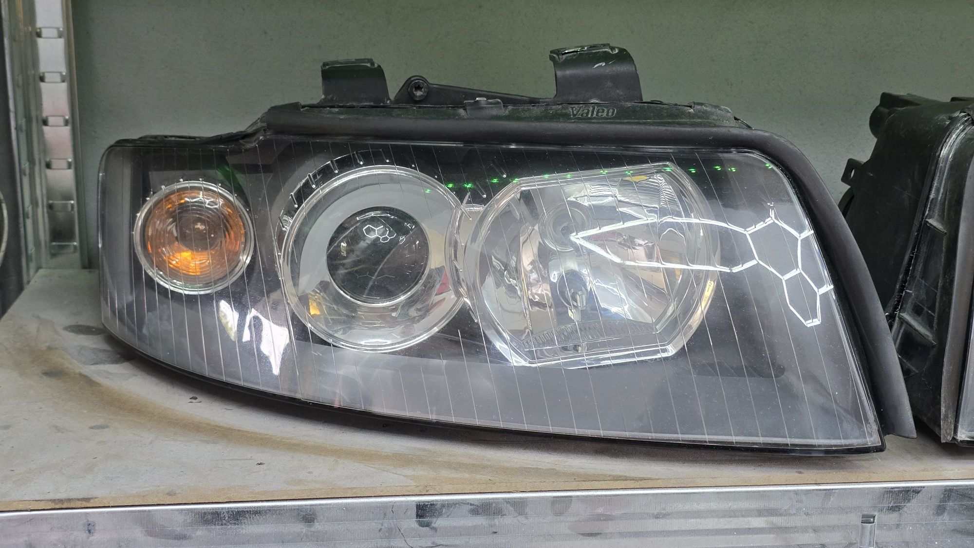 Reflektory Audi A4 B6 BiLed full led zamienne z H7 Halegen nie xenon