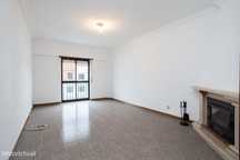 T2 Pinheiro de Loures com garagem