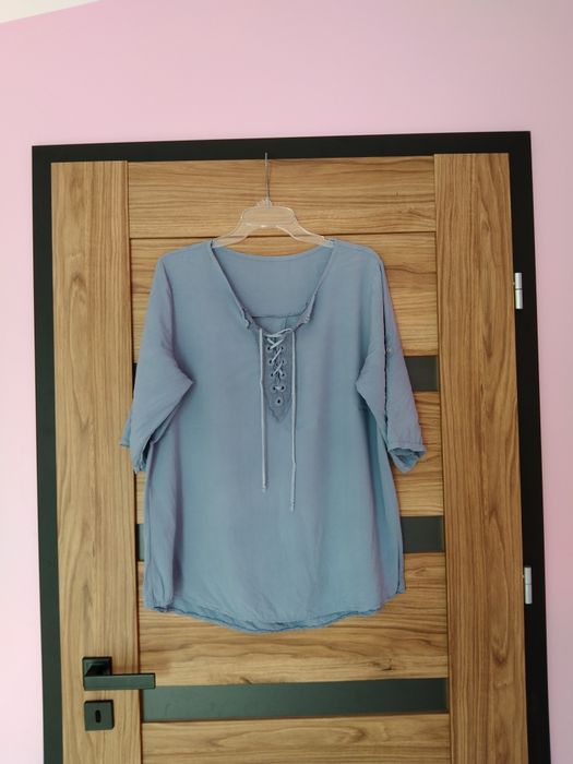 Niebieska bluzka wiązana