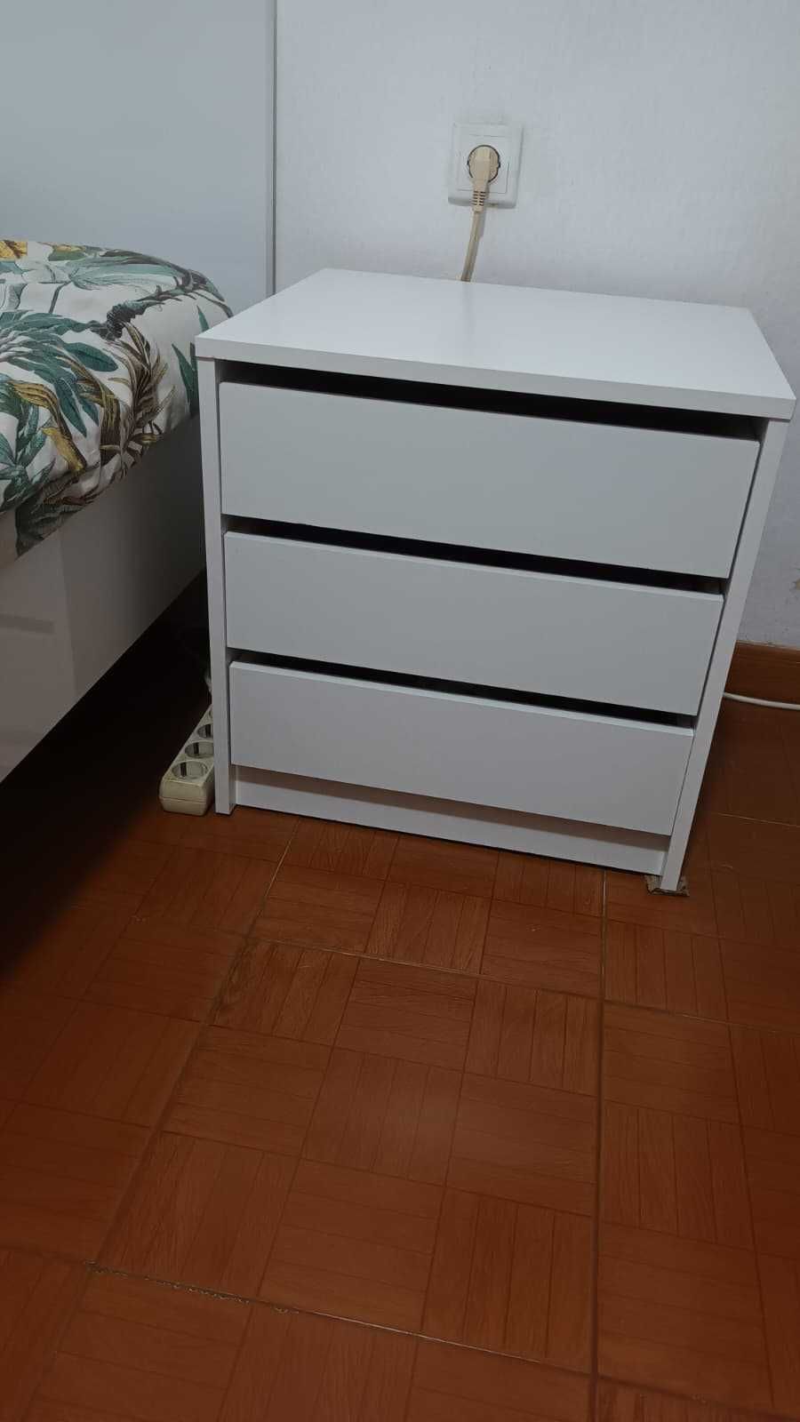 Cama de Casal com mesa de cabeceira