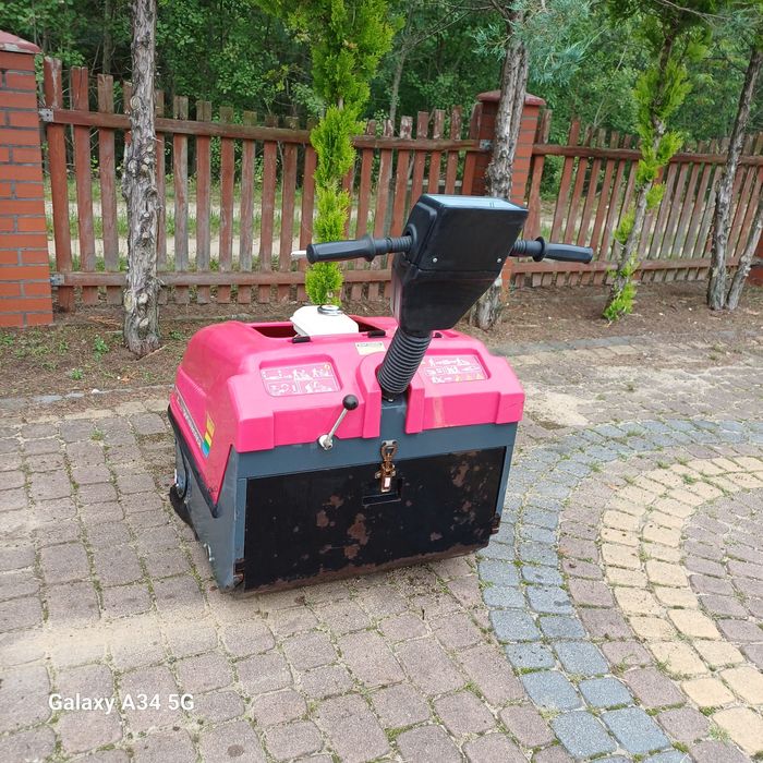 Zamiatarka spalinowa z napędem