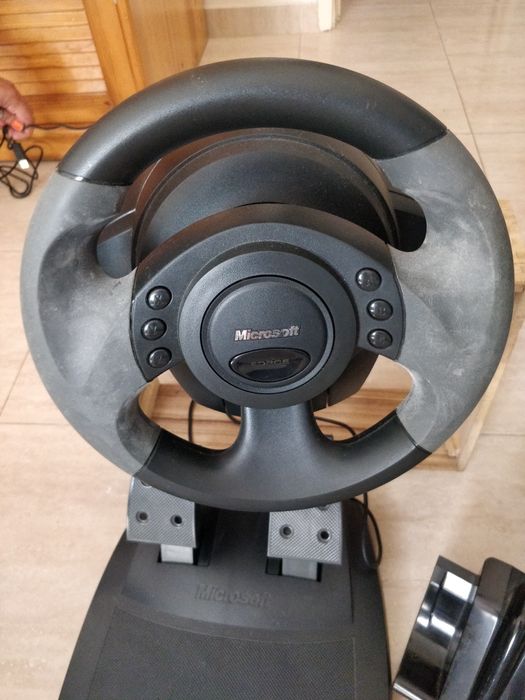 Volante e pedais para computador