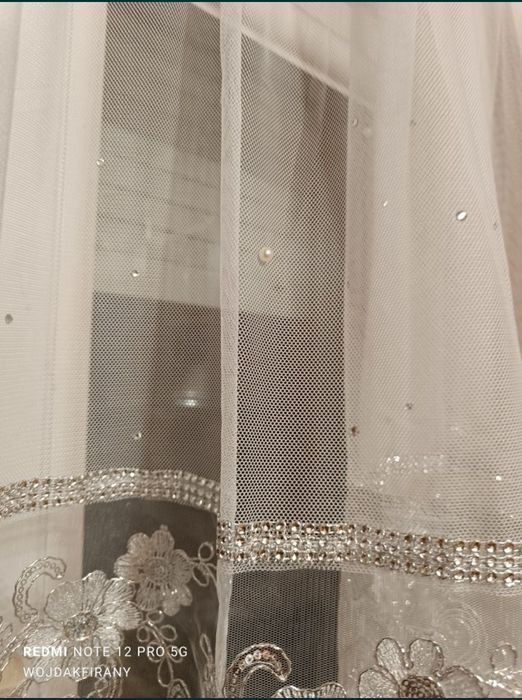 Firana bez prasowania z perełkami i srebrną gipiurą