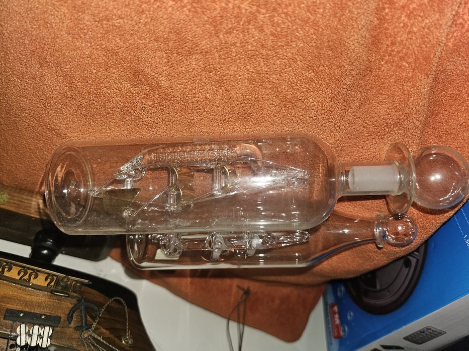 Barcos em garrafa de vidro