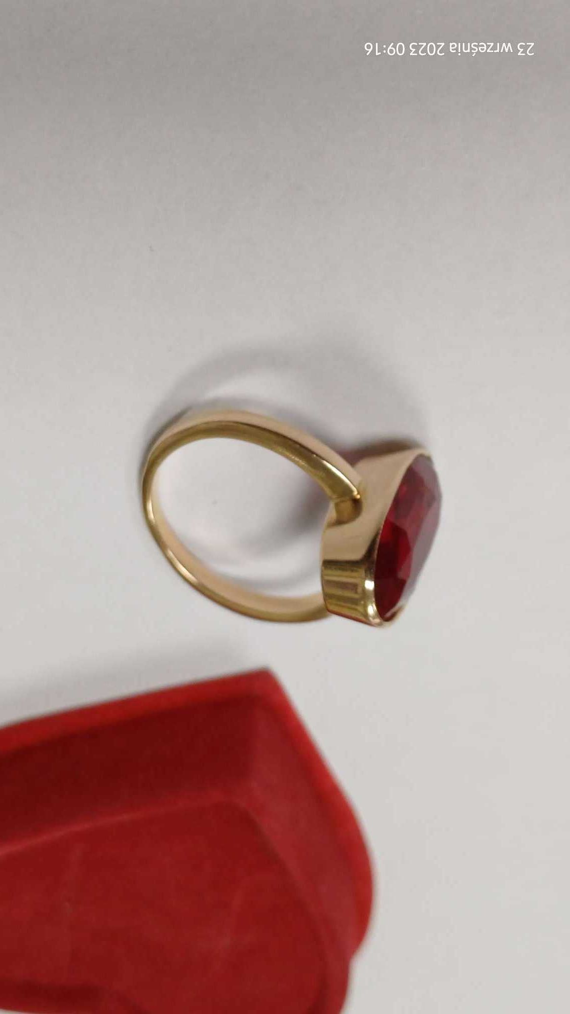 Złoty pierścionek z czerwonym kamieniem złoto 583 rozm.17