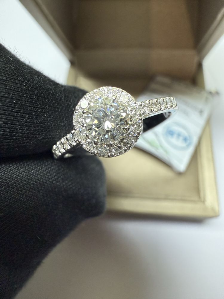 Кольцо Tiffany 750 проба 3.42 грамма, природные бриллианты 0.80 ct