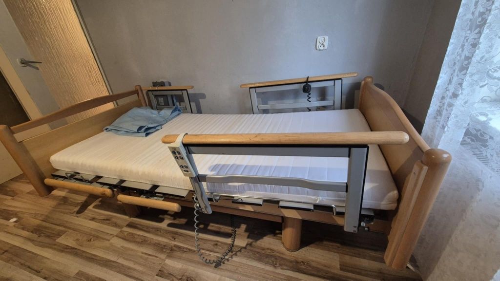 Łóżko rehabilitacyjne z materacem i matą przeciwodleżynową