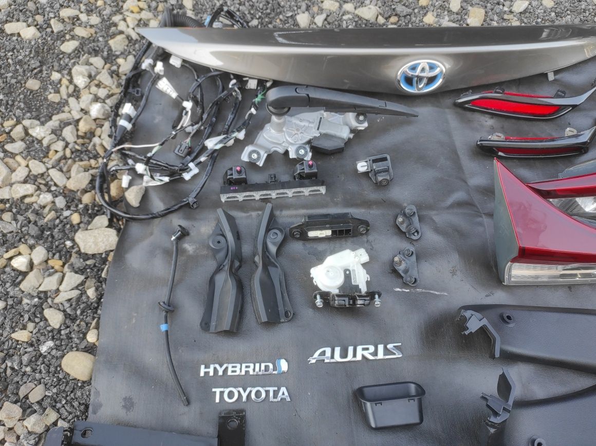 Toyota Auris części klapy i zderzaka tył
