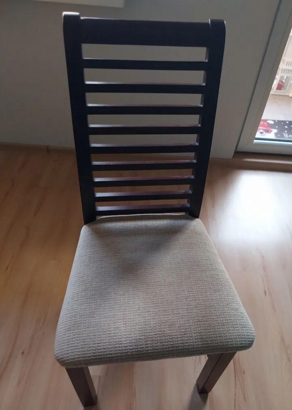 Stôł z krzesłami, witryna stojąca i wisząca  oraz półka pod tele