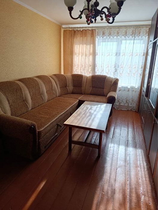 Здам кімнату в гуртожитку, Інститутська