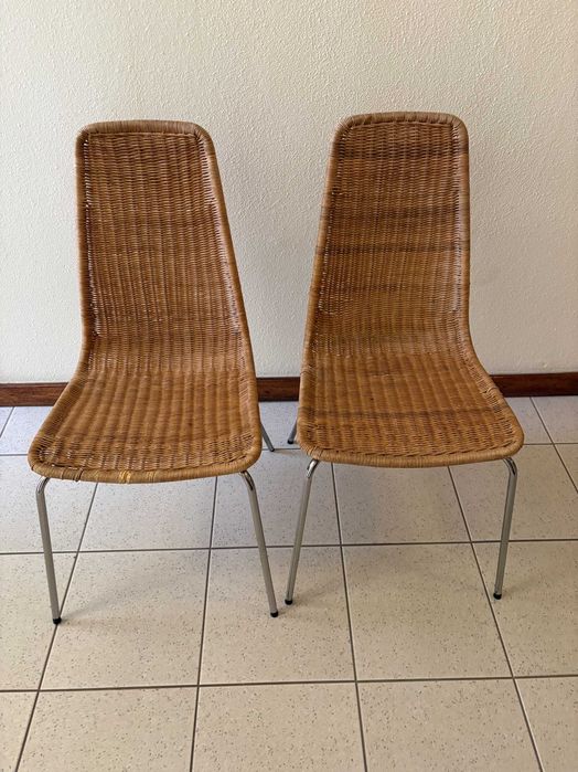 Cadeiras de vime e bancos de madeira