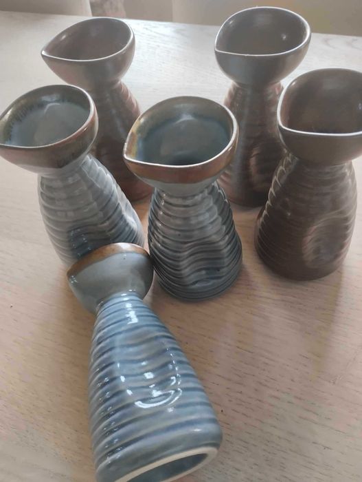 Conjunto de 24 copos de saquê  + 10 garrafas saquê cerâmica japonesa.