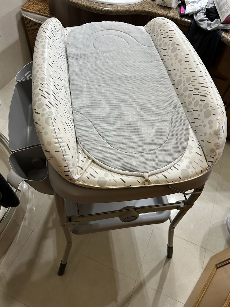 Banheira com muda fraldas Cuddle & BUBBLE Chicco- Tudo em 1