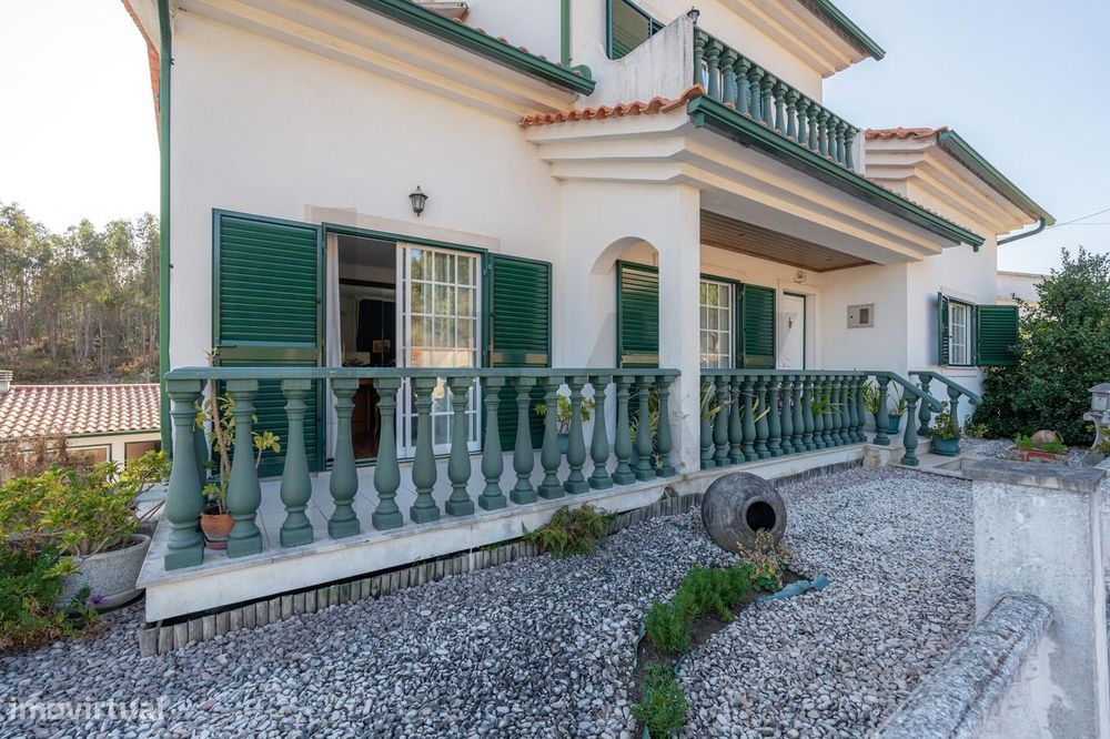 Moradia independente T3 | Garagem | Anexo com churrasqueira e forno |