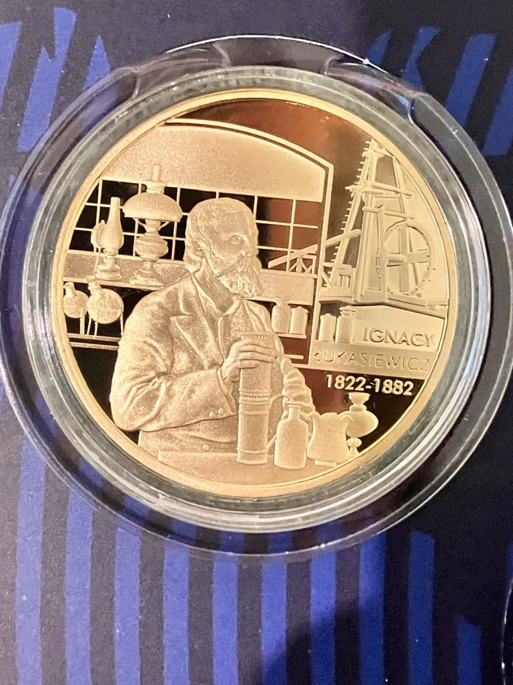 Złoty medal z Mikołajem Kopernikiem i pozłacani polscy naukowcy .