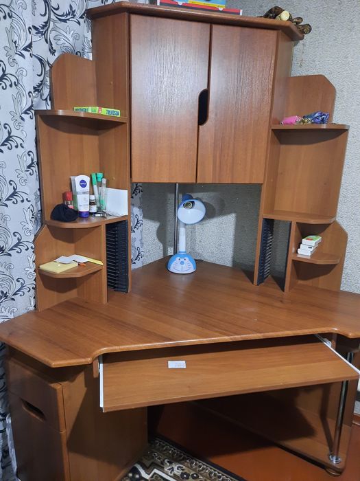 Продам компьютерный стол в отличном состоянии