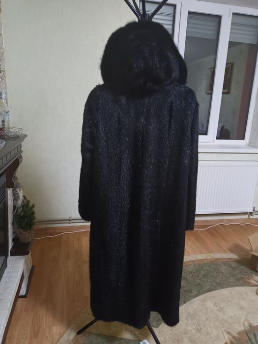 Шуба з нутрії жіноча чорна