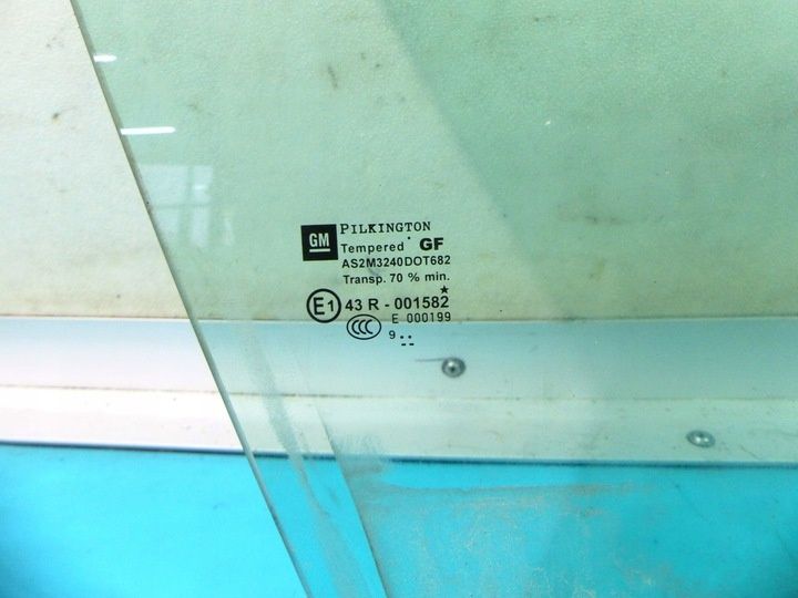 Продам передние стекла дверей