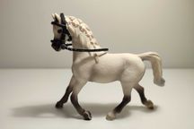 Figurka Schleich – Klacz rasy arabskiej 13761 z ogłowiem