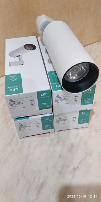 Світильник трековий LED на 4 лампи.