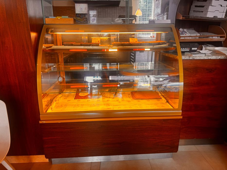 Witryna cukiernicza ( 2 neutralne 130cm i jedną chłodnicza 90 cm )