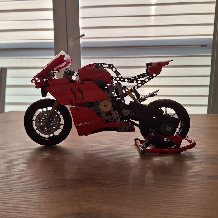 LEGO 42107 Technic Ducati Panigale V4 R