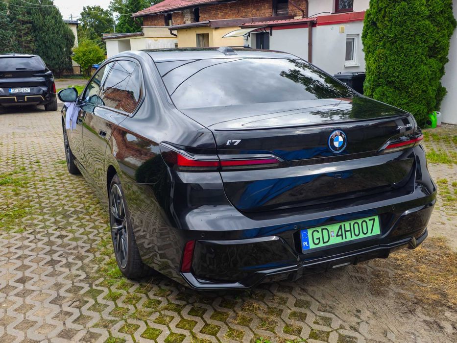Elegancki przewóz BMW i7 - elektryczna limuzyna na ślub i eventy