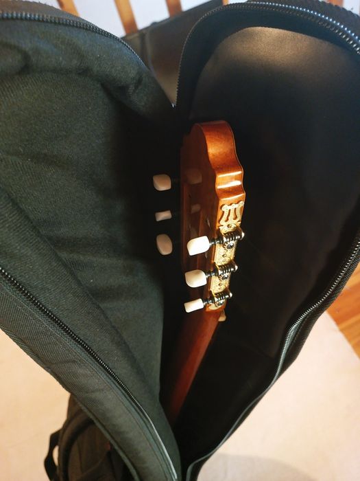 Guitarra Clássica Valência com saco e com acessórios.