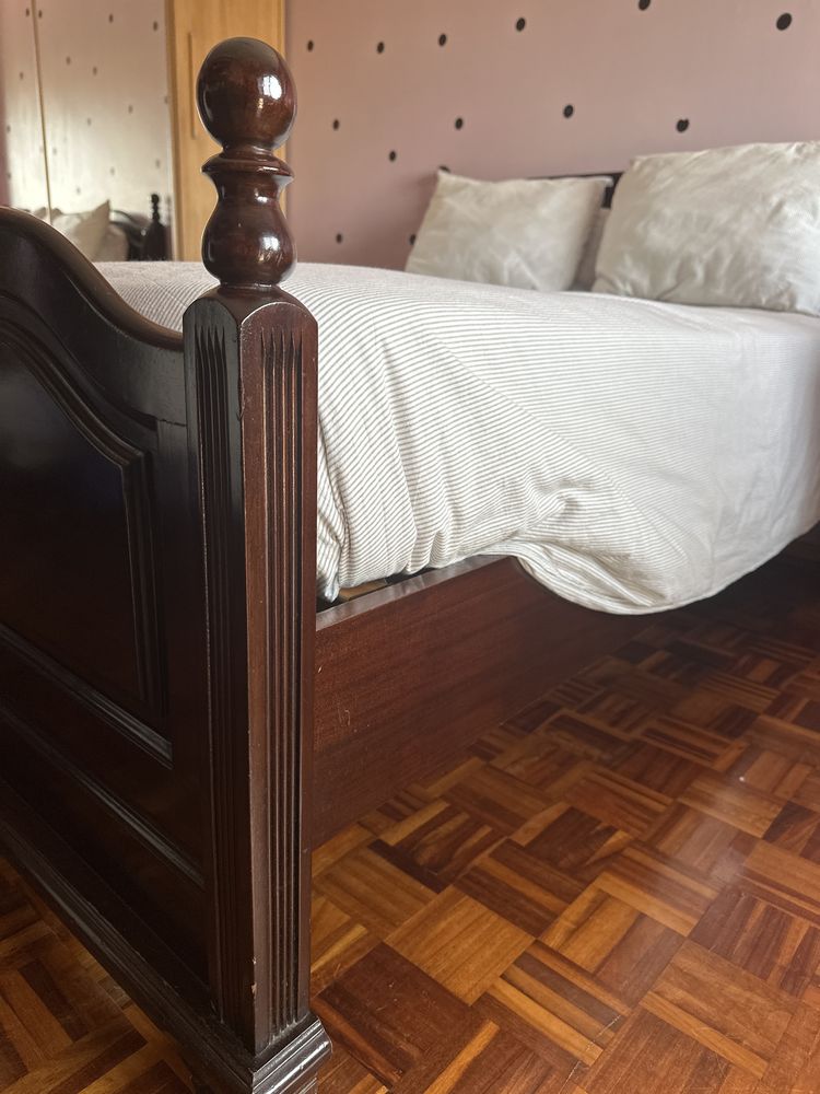 Cama de casal de madeira