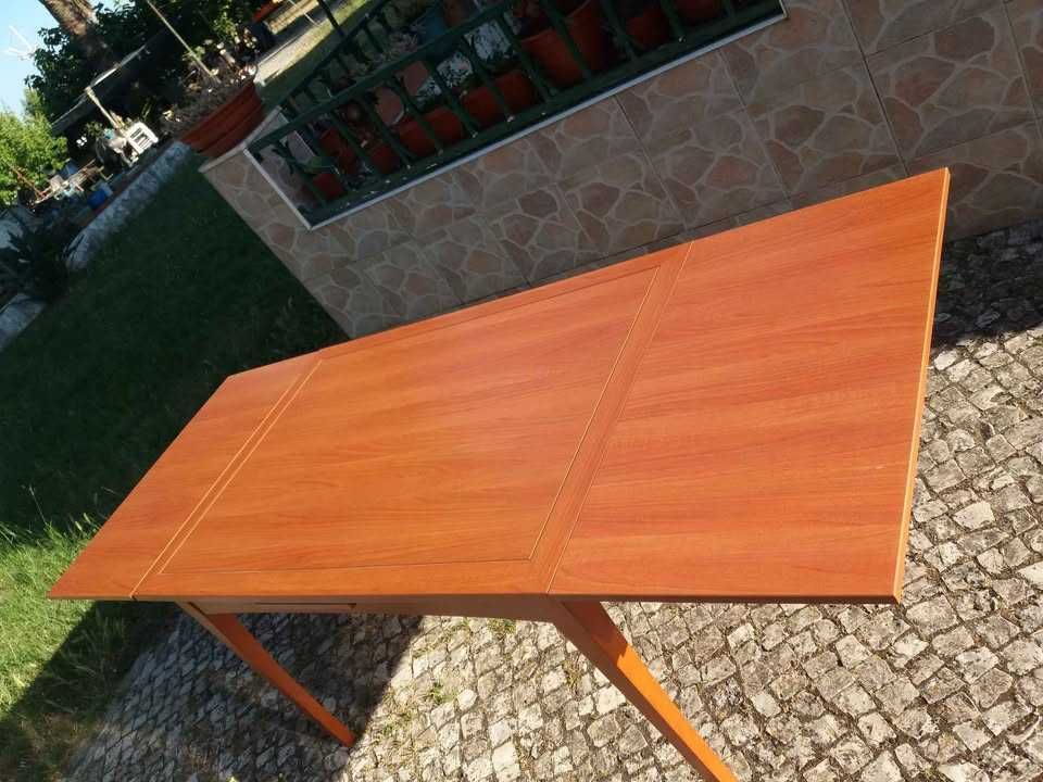 Mesa extensível em cerejeira com 6 cadeiras...