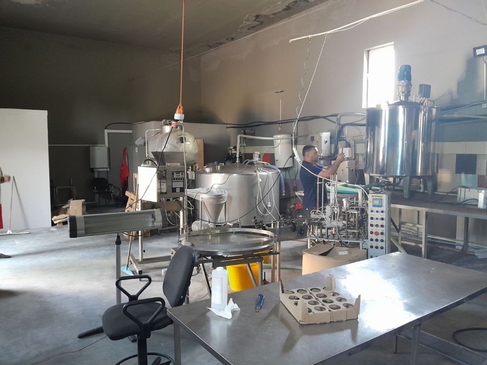 Машина для упаковки в пластиковий стаканчик рідких і в'язких продуктів