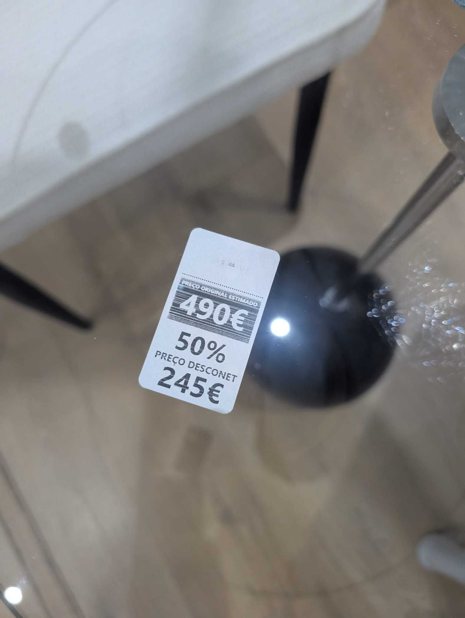 Conjunto de canto de estar 2 cadeiras, uma mesa e um candeeiro