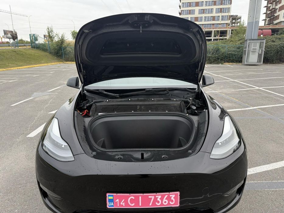 Tesla модель Y 2022 року