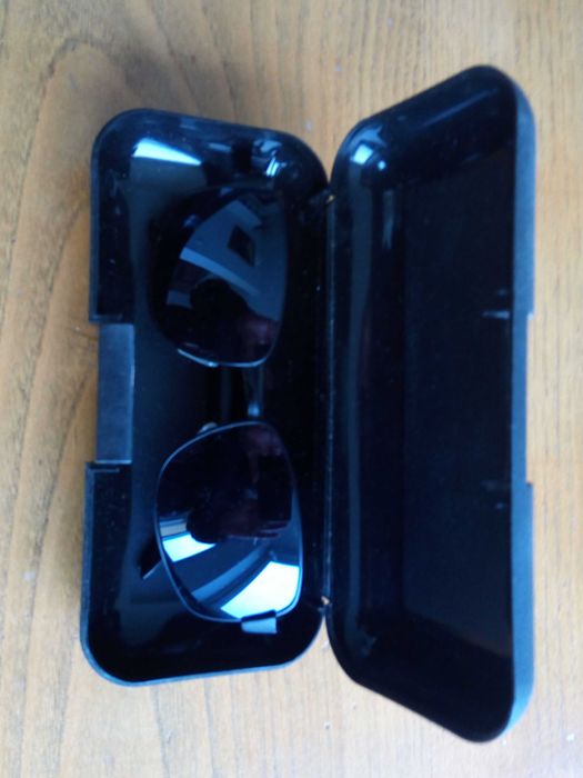 Óculos de sol com caixa