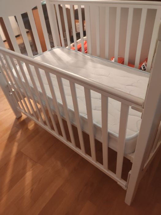 Cama de bebê  como  nova.